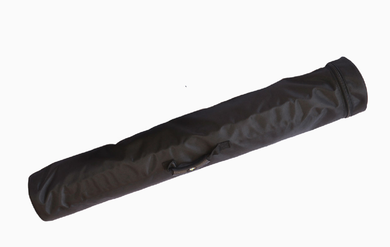 Schwarze, längliche Tasche für Rennsportbande Zubehör, mit Reißverschluss und Tragegriff.