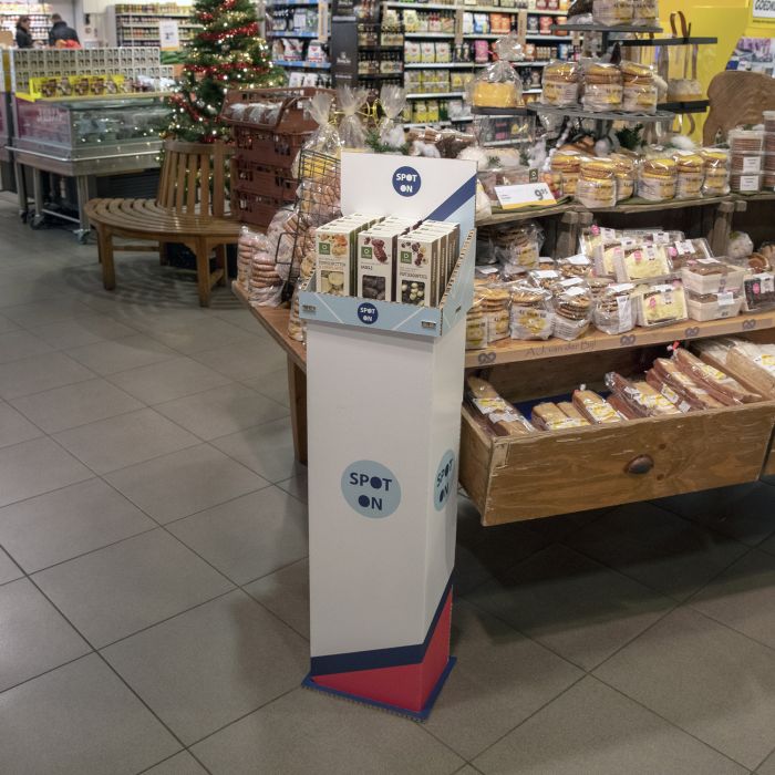 POS-Display für Schokolade von SPOT ON in einem Supermarkt, umgeben von verschiedenen Backwaren.