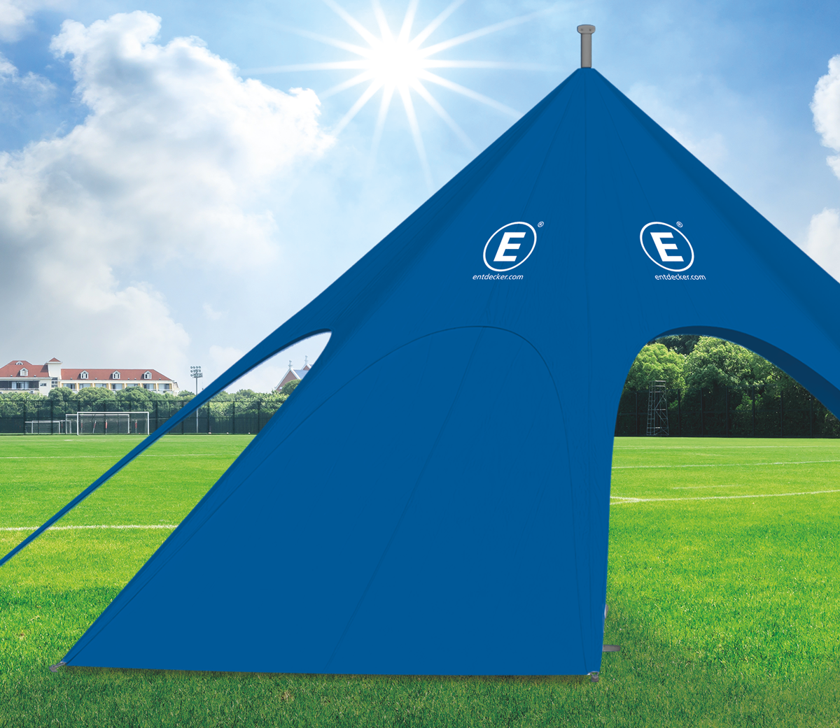 Blaues Zelt 'Jh Static 10X10 Sp Wand Voll' von ENTDECKER auf einem grünen Sportfeld unter blauem Himmel.