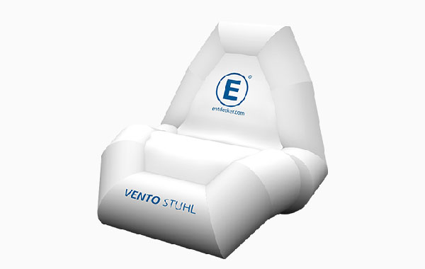Aufblasbarer Ventostuhl in Weiß mit blauem Logo von ENTDECKER und dem Schriftzug 'VENTO STUHL'.