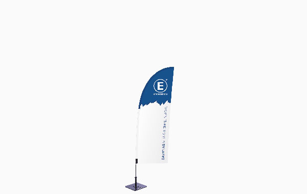 Fahne 'Easyflag Season' in der Größe Small, gerade Form, mit blauem oberen Teil und weißem unteren Teil, montiert auf einem Standfuß.