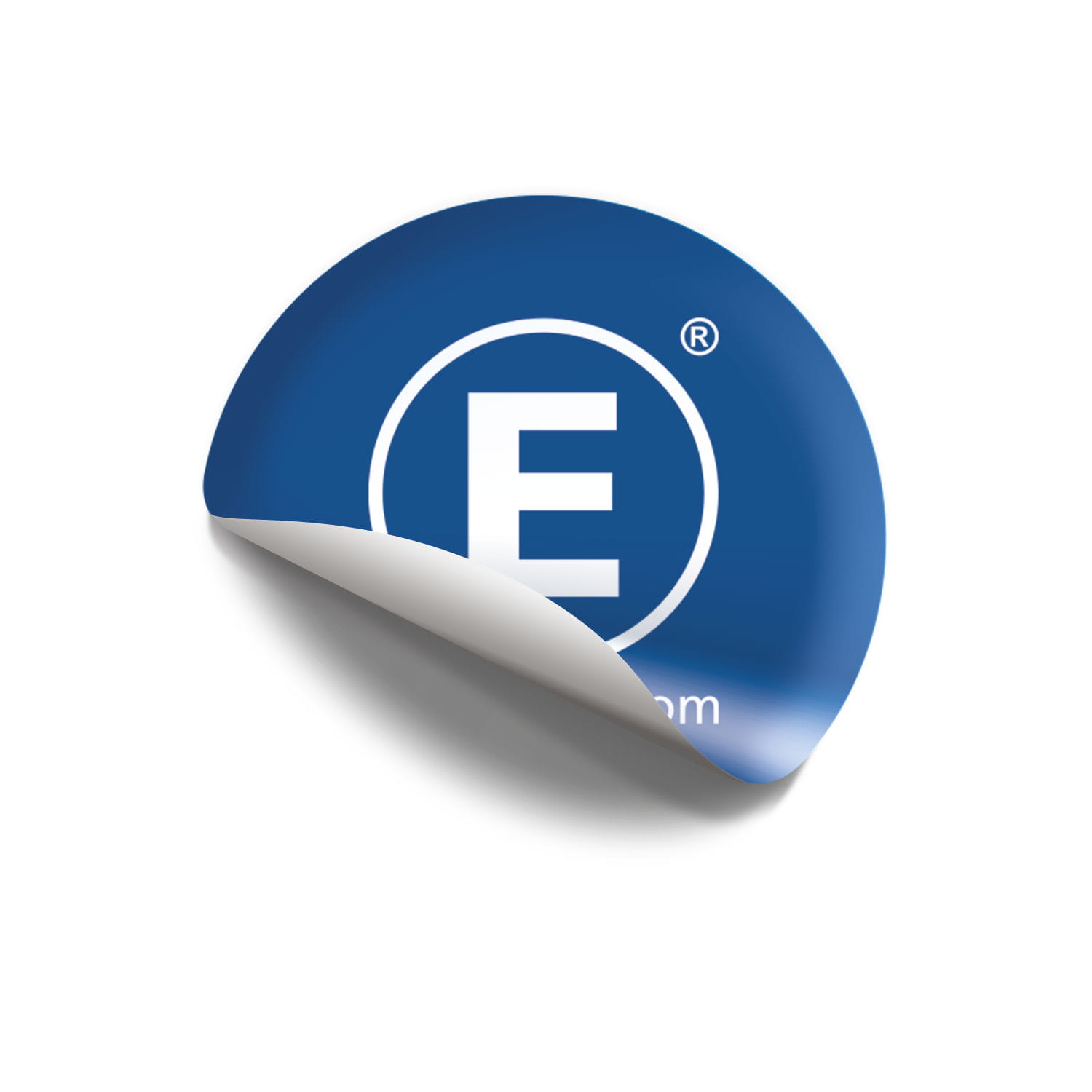 Blauer Vinylaufkleber mit einem weißen E und der Aufschrift .com, teilweise abgezogen.