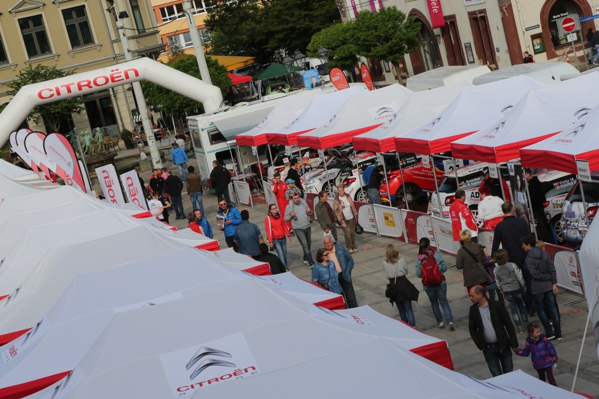 Aufblasbarer Torbogen von Easydome XP am Eingang eines Events mit Citroën-Fahrzeugen und Besuchern unter Zelten.