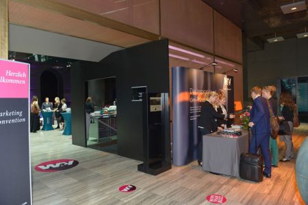 Blick auf den Eingangsbereich der 5 Sterne Häuser Marketing Convention 2015 mit Teilnehmern und Ständen.