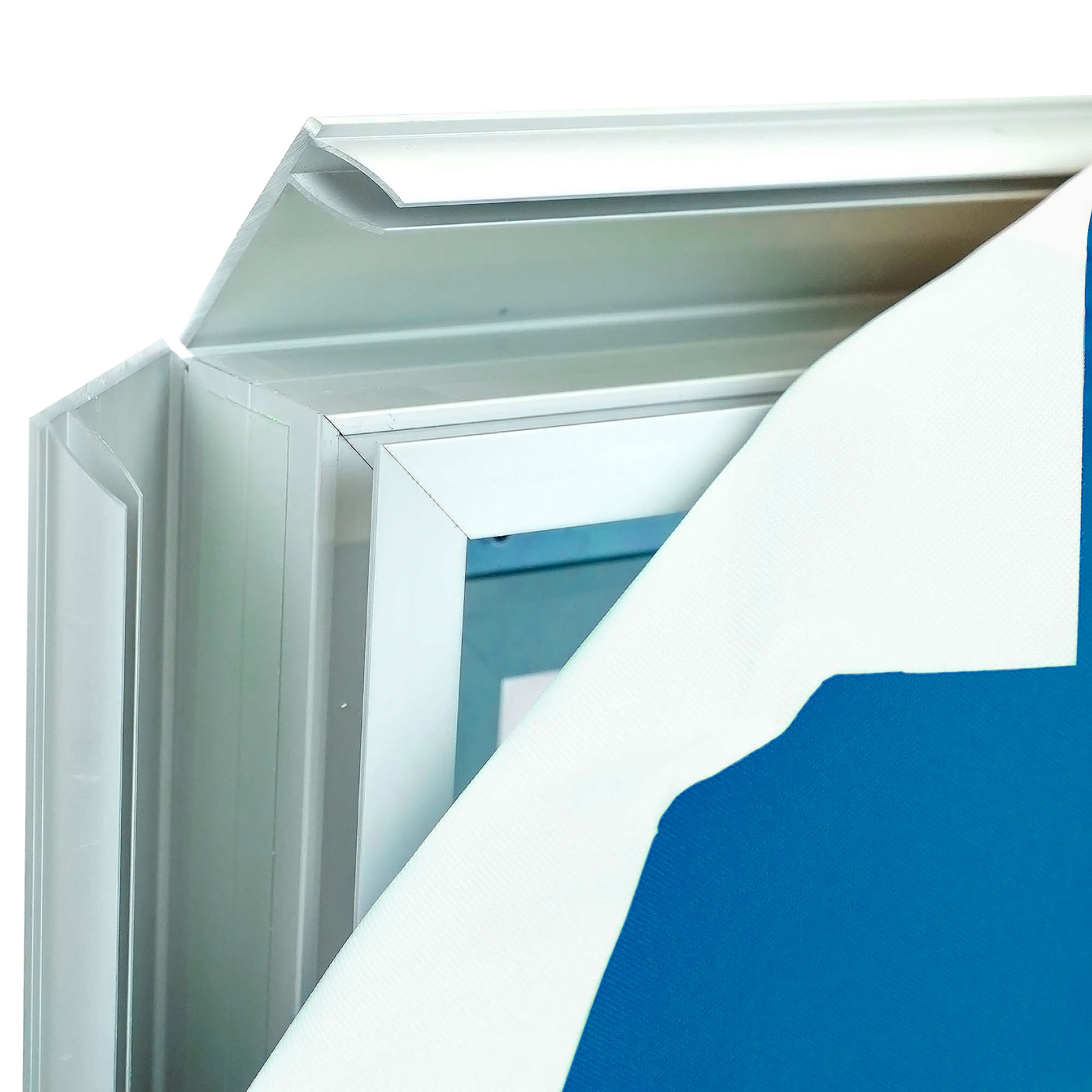 Detailansicht eines Textilspannrahmens Outdoor 2 von ENTDECKER, zeigt die Aluminiumrahmenstruktur und den bedruckten Stoff.
