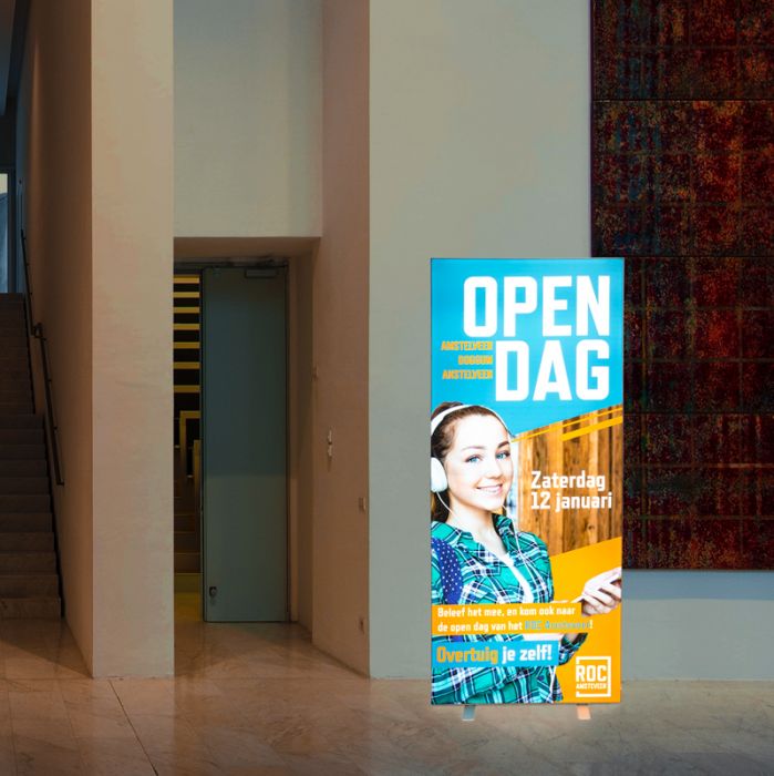 LED-Rahmen OffeneTür mit einem Werbeplakat für einen Tag der offenen Tür am 12. Januar, zeigt ein lächelndes Mädchen mit Kopfhörern.