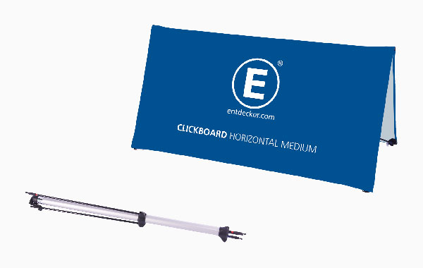 Set der Clickboard Werbebande von ENTDECKER, bestehend aus einem blauen Banner mit dem Logo und einem Ständer.