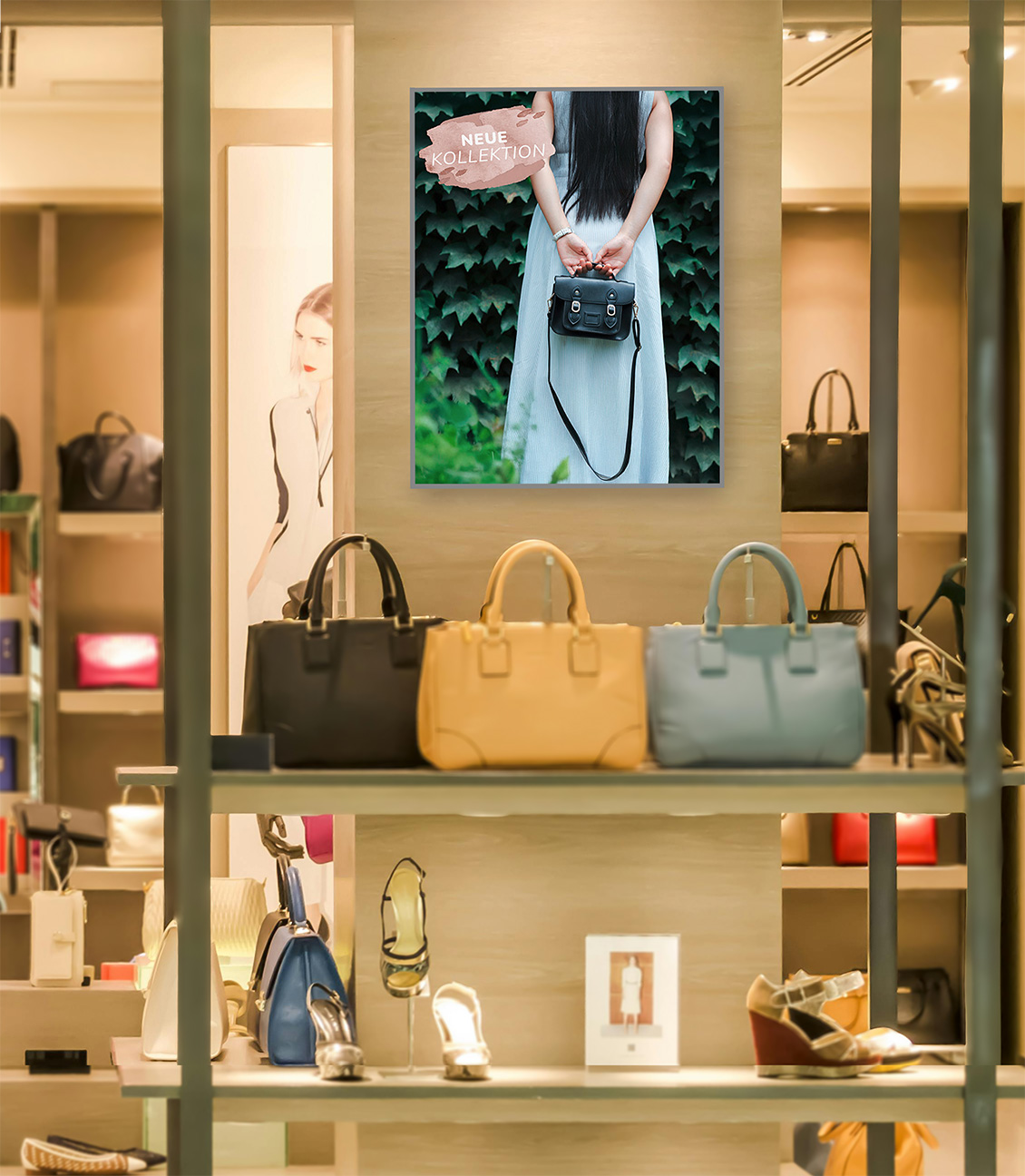 Textilspannrahmen mit einem Bild einer Frau, die eine Handtasche hält, in einem Geschäft mit verschiedenen Handtaschen im Vordergrund.