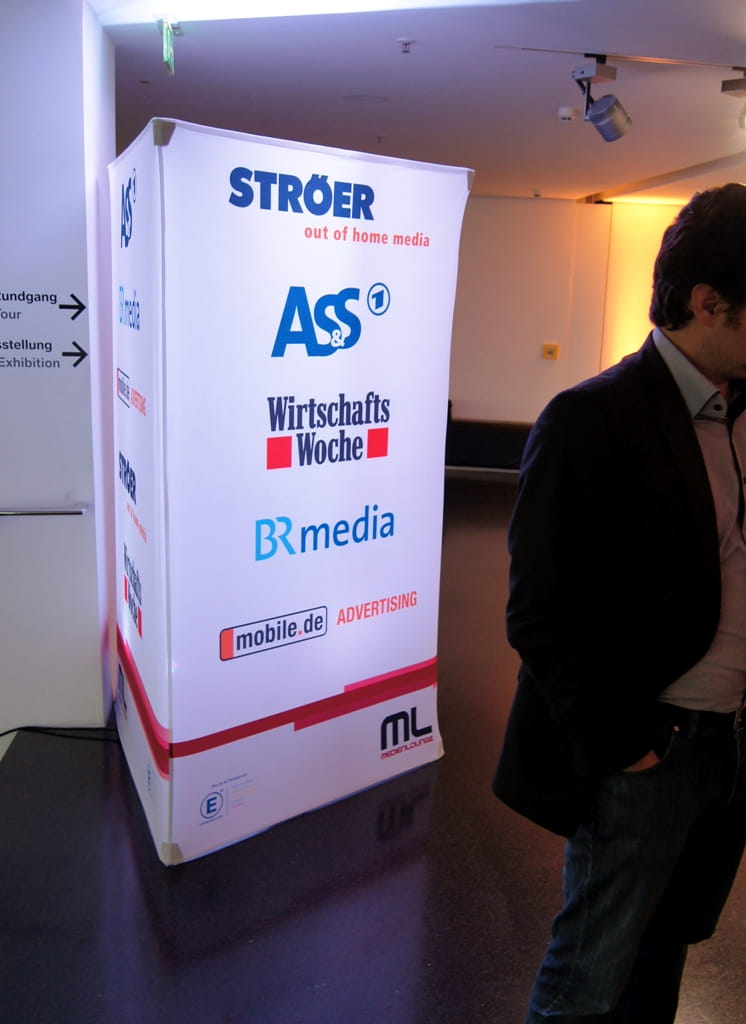 Werbebande Clickboard Vertical Large in Blau, zeigt das Logo von ENTDECKER und den Produktnamen.