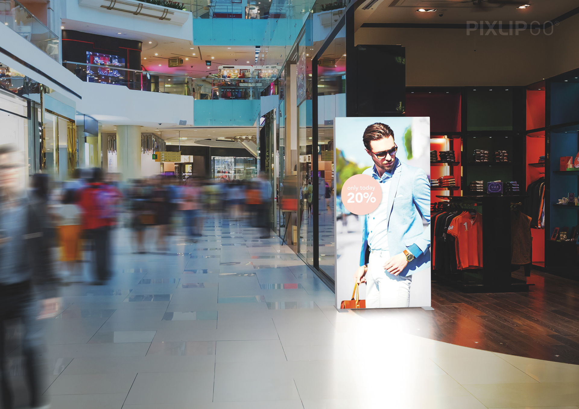 Pixlip Go Aufsteller POS im Einkaufszentrum mit Werbung für 20% Rabatt, Person im Anzug.