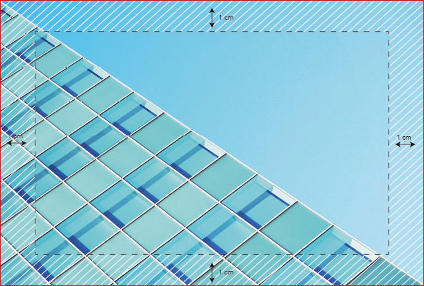 Grafik zeigt das Produkt 'Beschnitt' mit einem schrägen Blick auf ein modernes Gebäude aus Glas. Die Abmessungen sind mit 1 cm Rändern gekennzeichnet.