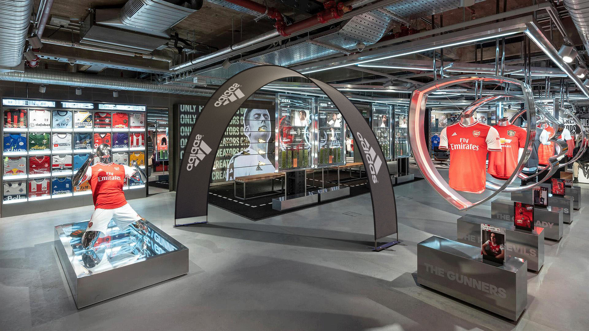 Eventbogen Displaybow von ENTDECKER auf einer Messe, mit blauen und weißen Elementen, der Slogan Inspire your dreams sichtbar.