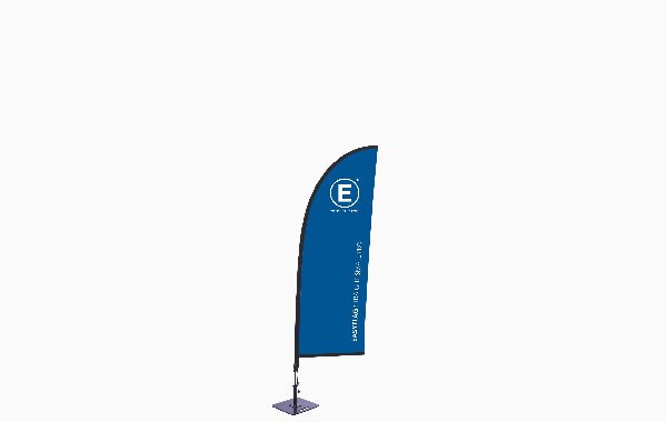 Stehende, blaue Fahne mit gebogener Form, beschriftet mit 'ENTDECKER' und 'All-in-One Marketing'.