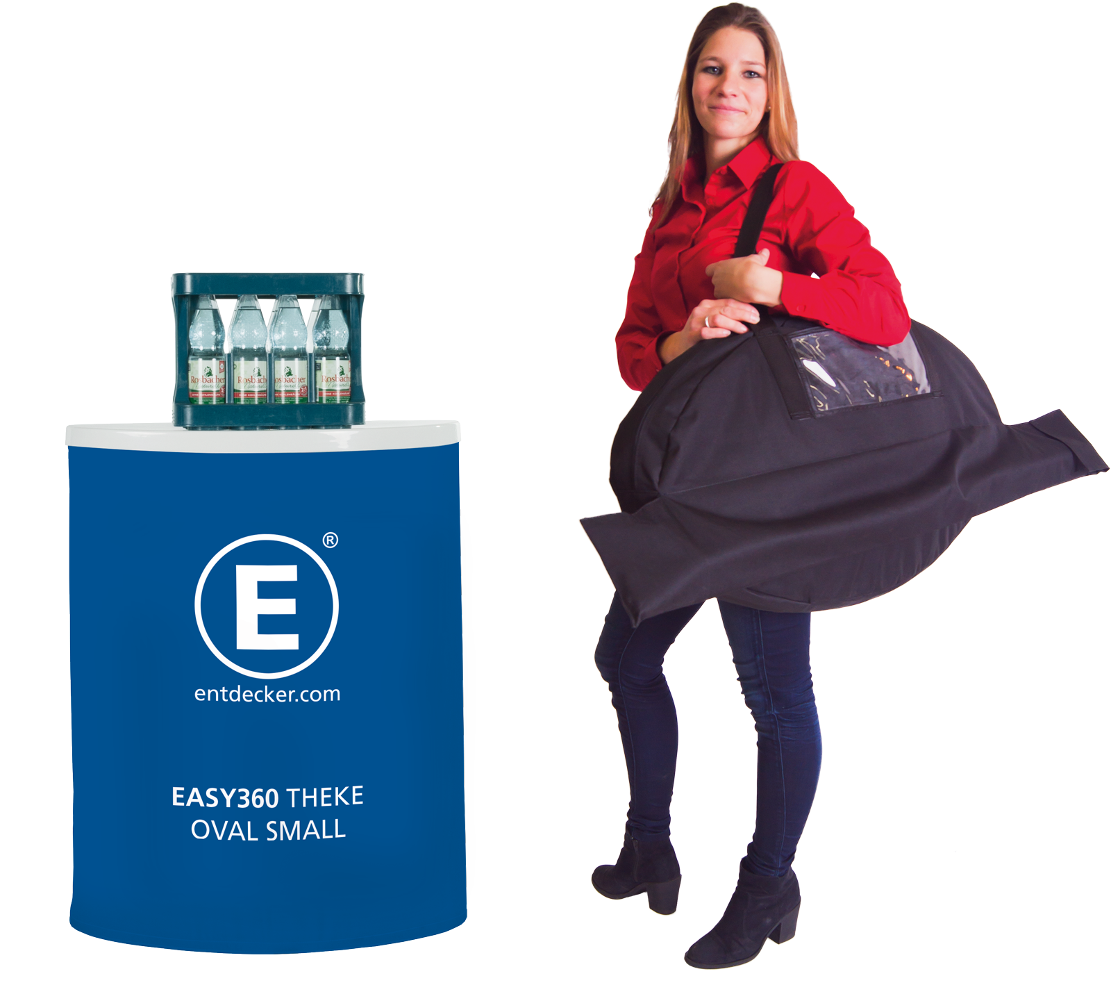 Eine Frau in rotem Hemd trägt eine schwarze Tasche und steht neben einem ovalen Messestand mit dem Logo von ENTDECKER und Wasserflaschen.