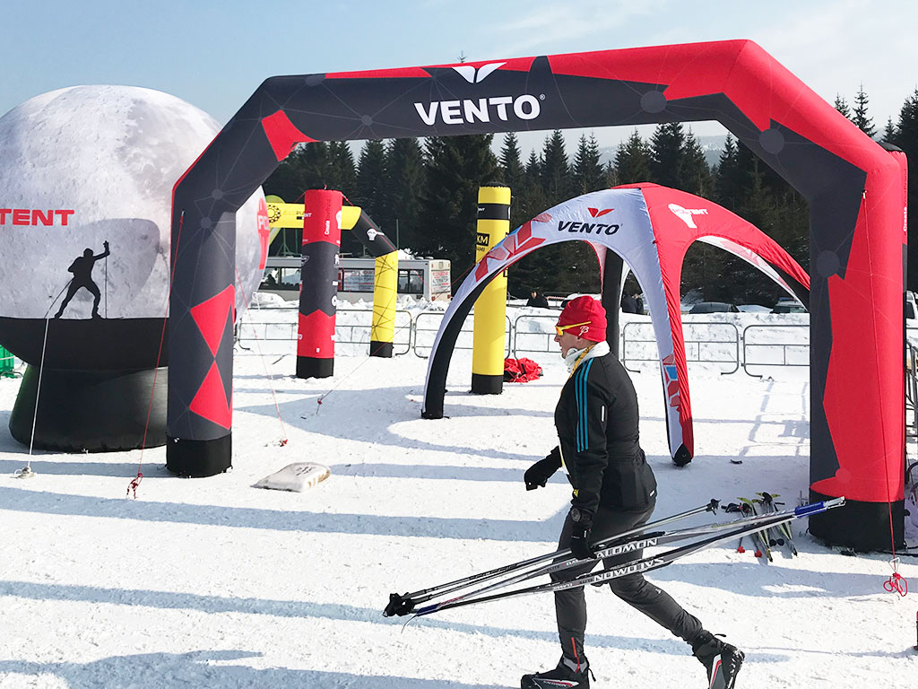 Aufblasbares Zelt Vento mit blauer Seitenwand und Tür, Marke ENTDECKER, 4x4m, Reißverschluss.