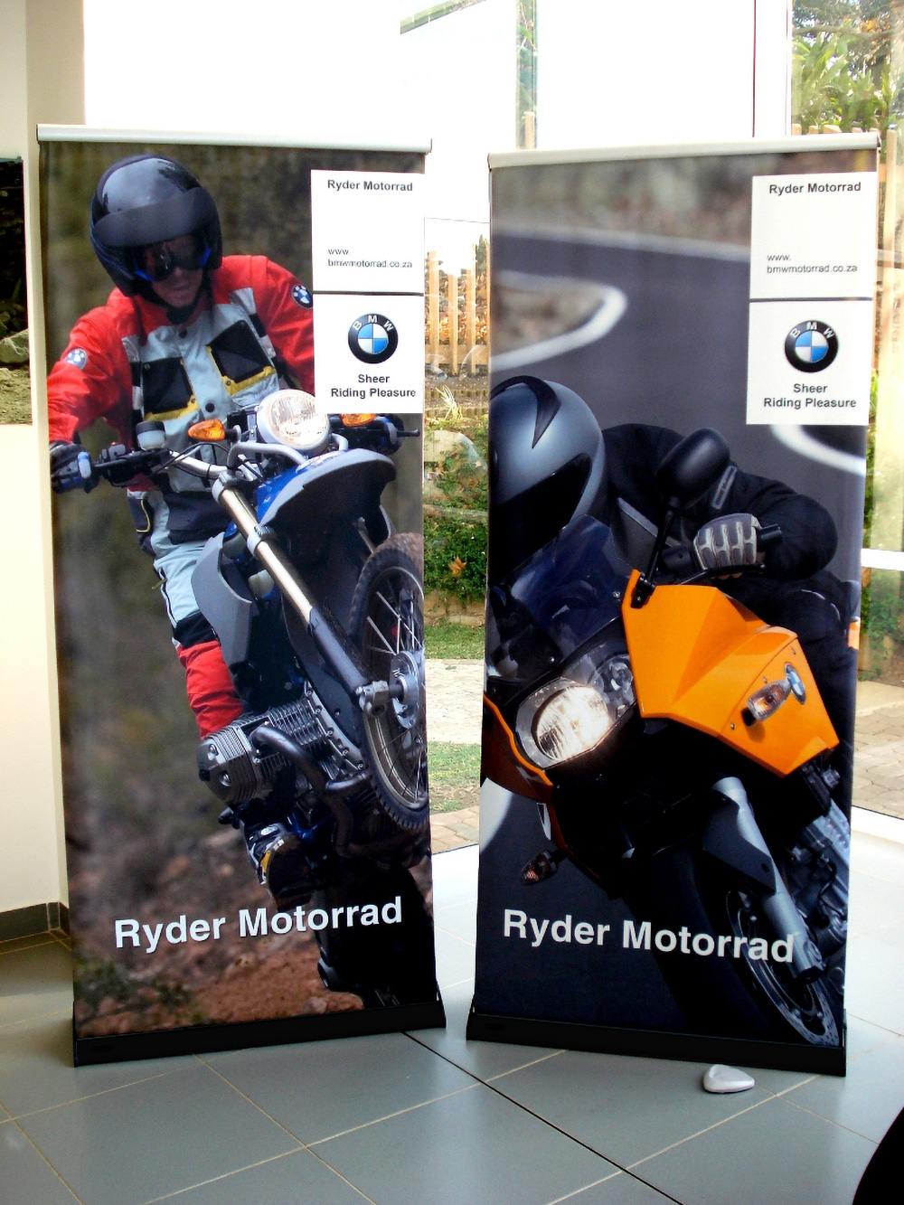 Zwei Roll-Up Banner des Produkts Rollup Easy-T Roll Up Set Small X Large in blauer Farbe mit dem Logo E und der Website entdecker.com.