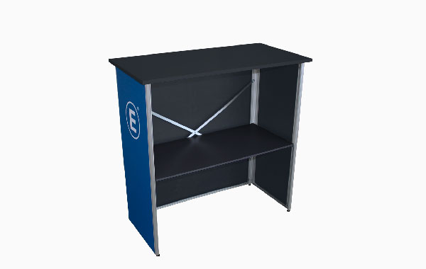 Klapptheke in Schwarz mit einem blauen Seitenelement und einem sichtbaren E-Logo, ideal für Events.