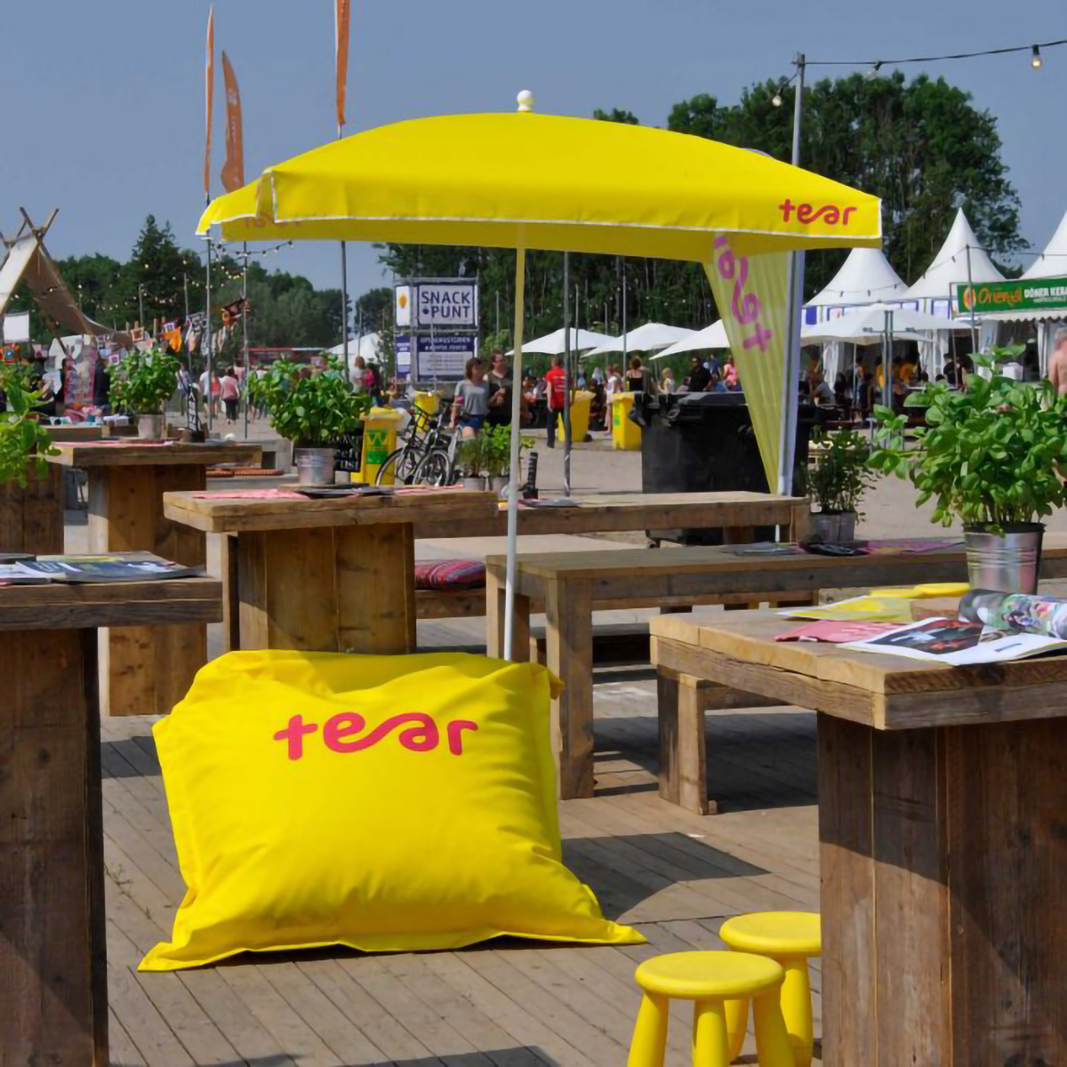 Blauer Sonnenschirm mit quadratischer Form, beschriftet mit Event Sonnenschirm Square und dem Logo von ENTDECKER.