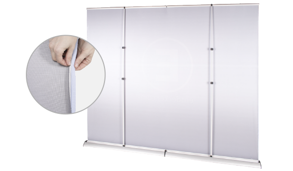 Detailansicht des Easywall Flex mit einem Fokus auf die Rückseite und einer Hand, die das Material hält.