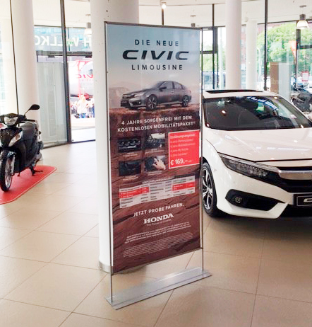 Rollup-Display für die neue Honda Civic Limousine mit Preis und Mobilitätspaket.