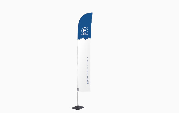 Fahne 'Easyflag Season' in großer, gerader Form, mit blauem oberen Teil und weißem unteren Teil, auf einem stabilen Standfuß.