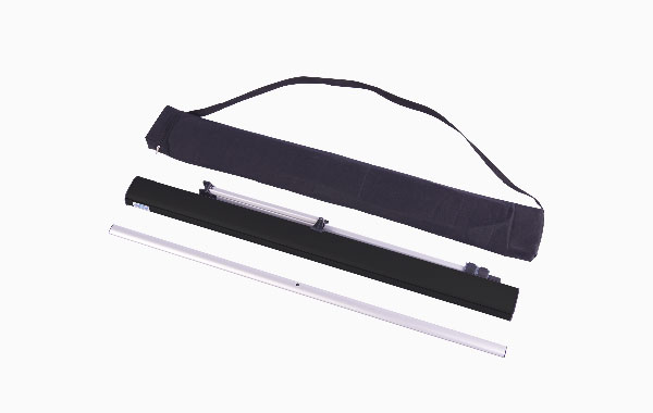 Rollup Easy-T Größe Hardware Large von ENTDECKER, bestehend aus einem schwarzen Tragebeutel und einer silbernen Halterung.