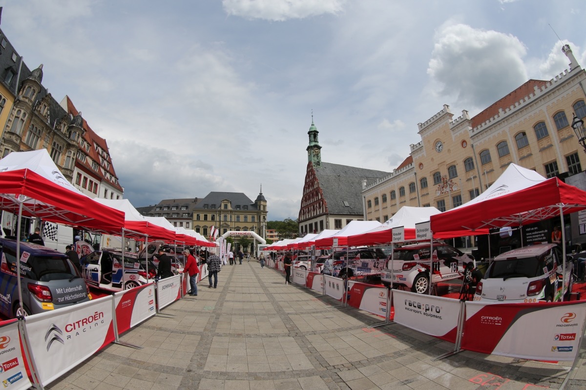Zeltstrasse Eventzelte Easydome Xp auf einem Platz mit mehreren Ständen und Fahrzeugen, umgeben von historischen Gebäuden.