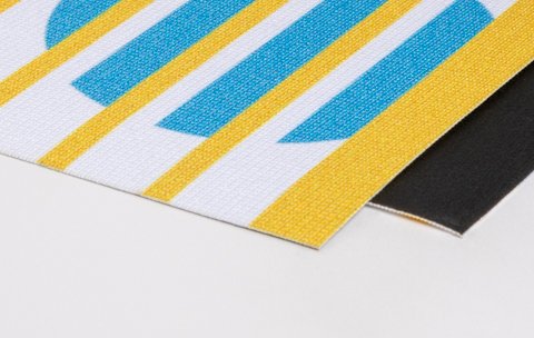 Detailansicht des Easymag Materials aus Polyester 400g mit blauen und gelben Streifen.