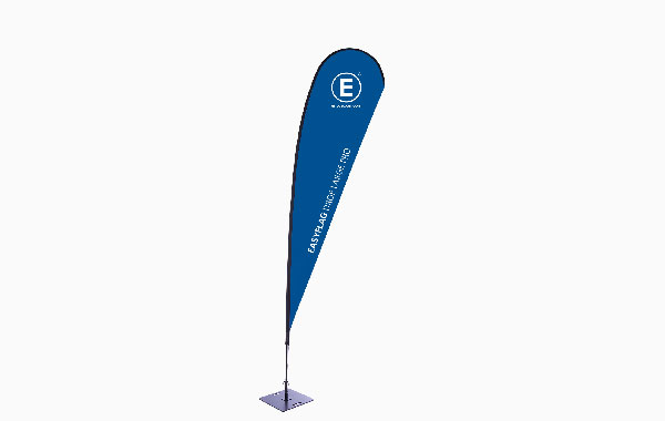 Blaues, schlankes Werbeflaggenbanner mit dem Schriftzug 'E' und der Marke 'ENTDECKER'.
