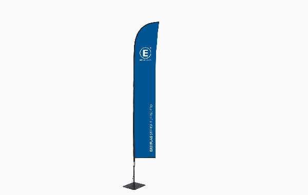 Blaues, hohes Fahnenbanner mit der Aufschrift 'ENTDECKER' und dem Produktnamen 'Easyflag Pro Fahnengröße Straight Large'.