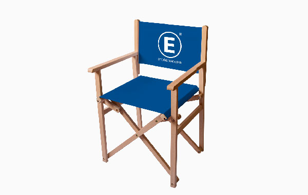 Regiestuhl in blauer Ausführung mit Holzrahmen und dem Logo 'E' von ENTDECKER.