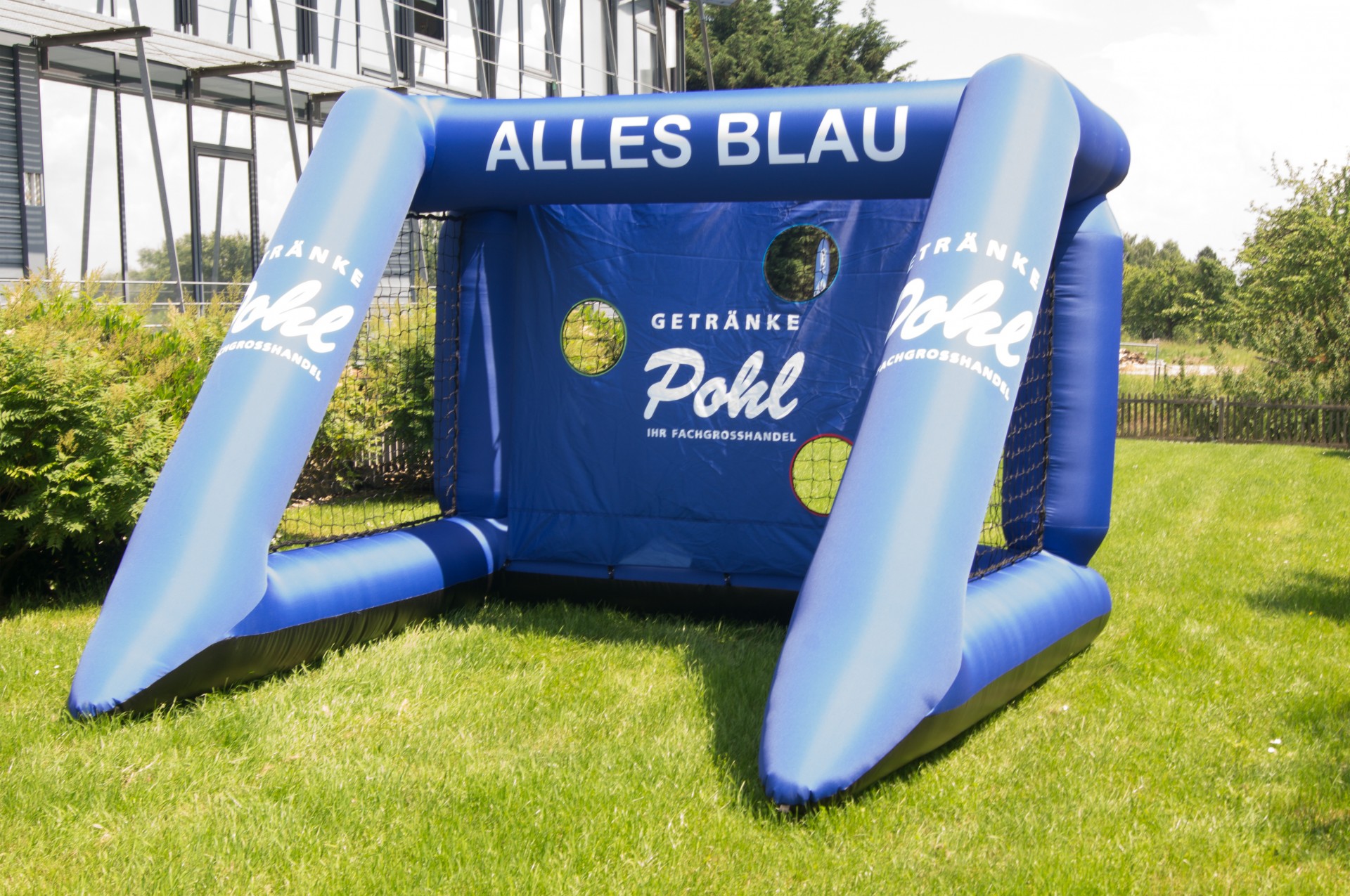 Aufblasbare Torwand mit der Aufschrift 'Alles Blau' und dem Logo von Pohl, im Freien auf einer grünen Wiese.
