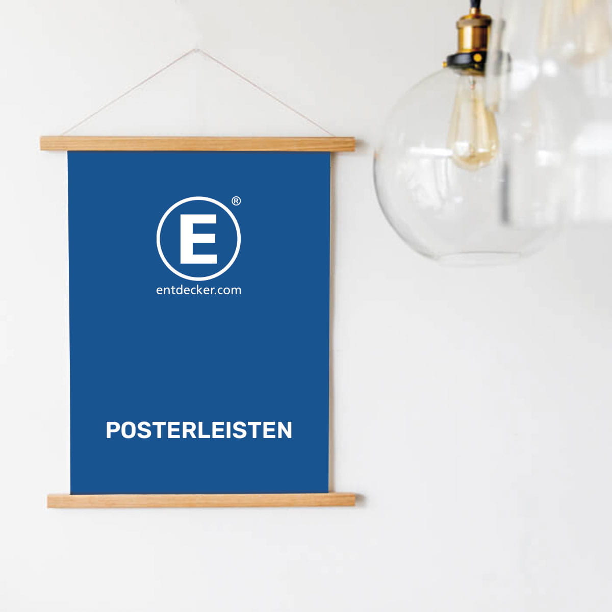 Posterleisten in blauer Farbe mit dem Text POSTERLEISTEN und der Website entdecker.com, aufgehängt an einer Wand.