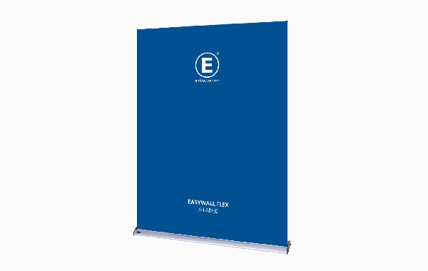 Roll-Up Banner in Blau mit dem Logo 'E' und dem Text 'EASYWALLFLEX'