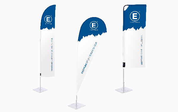 Drei verschiedene Varianten des Produkts 'Easyflag Season Ausführung Stoff' mit blauen und weißen Designs.