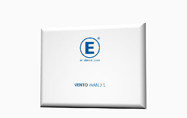 Ventowand in der Größe Small von ENTDECKER, rechteckige Form mit blauer Schrift auf weißem Hintergrund.
