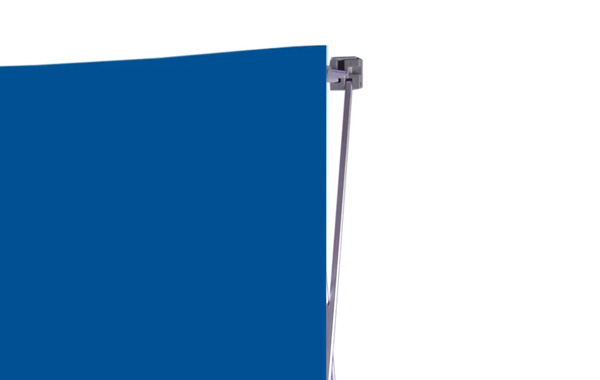 Produkt 'Quickup Stoffwand Ohne Seiten', blauer Stoffbanner mit silberner Halterung.
