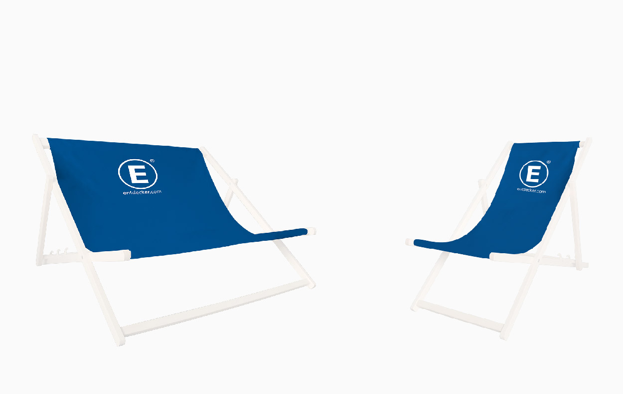 Zwei blaue Liegestühle aus Stoff mit weißem Gestell und dem Logo 'E' von ENTDECKER.