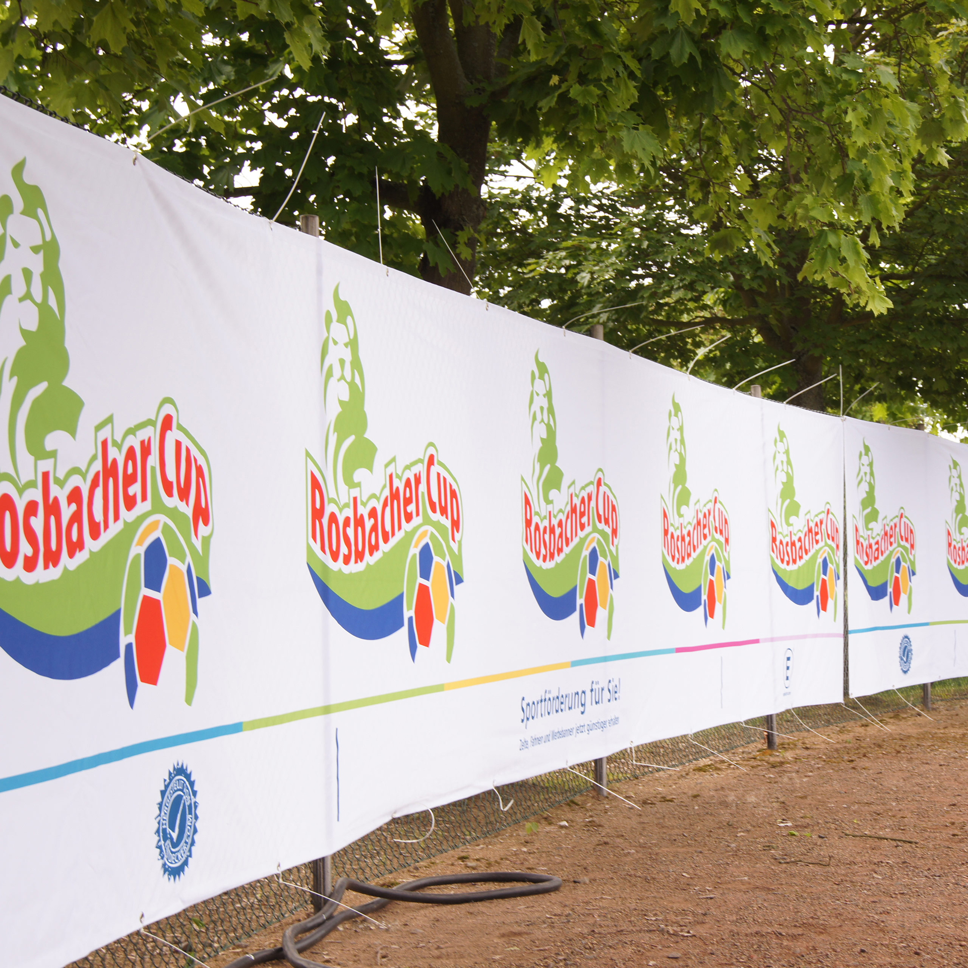 XL Werbebanner aus Mesh mit Hohlsaum in Blau, bedruckt mit PLAIN BANNER und dem Logo von ENTDECKER.