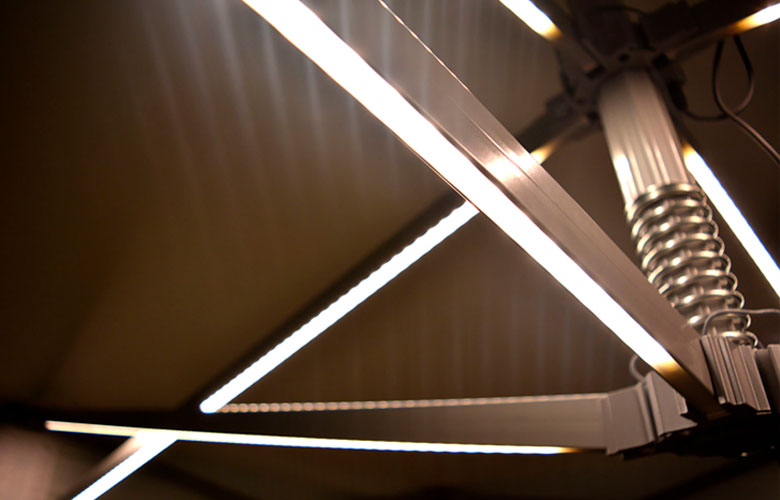 Octa Pro LED-Leisten in einer modernen Deckeninstallation, mit sichtbaren Lichtstrahlen und einem mechanischen Halterungssystem.
