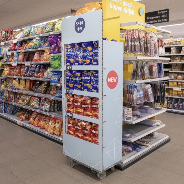 POS-Display für Chips mit den Sorten 'Paprika' und 'Turek', platziert in einem Supermarktgang.