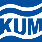 Logo von KUM mit blauer Hintergrundfarbe und geschwungenen schwarzen Linien.