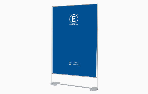Easymag Größe Set 120X200 Wing in Silber, freistehendes Display mit blauer Fläche und silbernem Rahmen.
