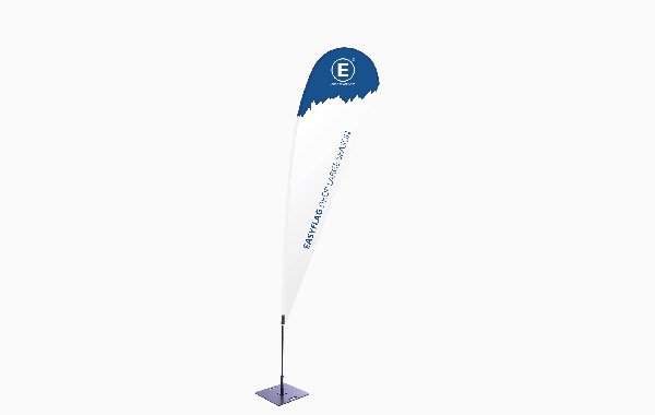 Fahne 'Easyflag Season' in großer Drop-Form, mit blauem oberen Bereich und weißem unteren Bereich, auf einem quadratischen Standfuß.