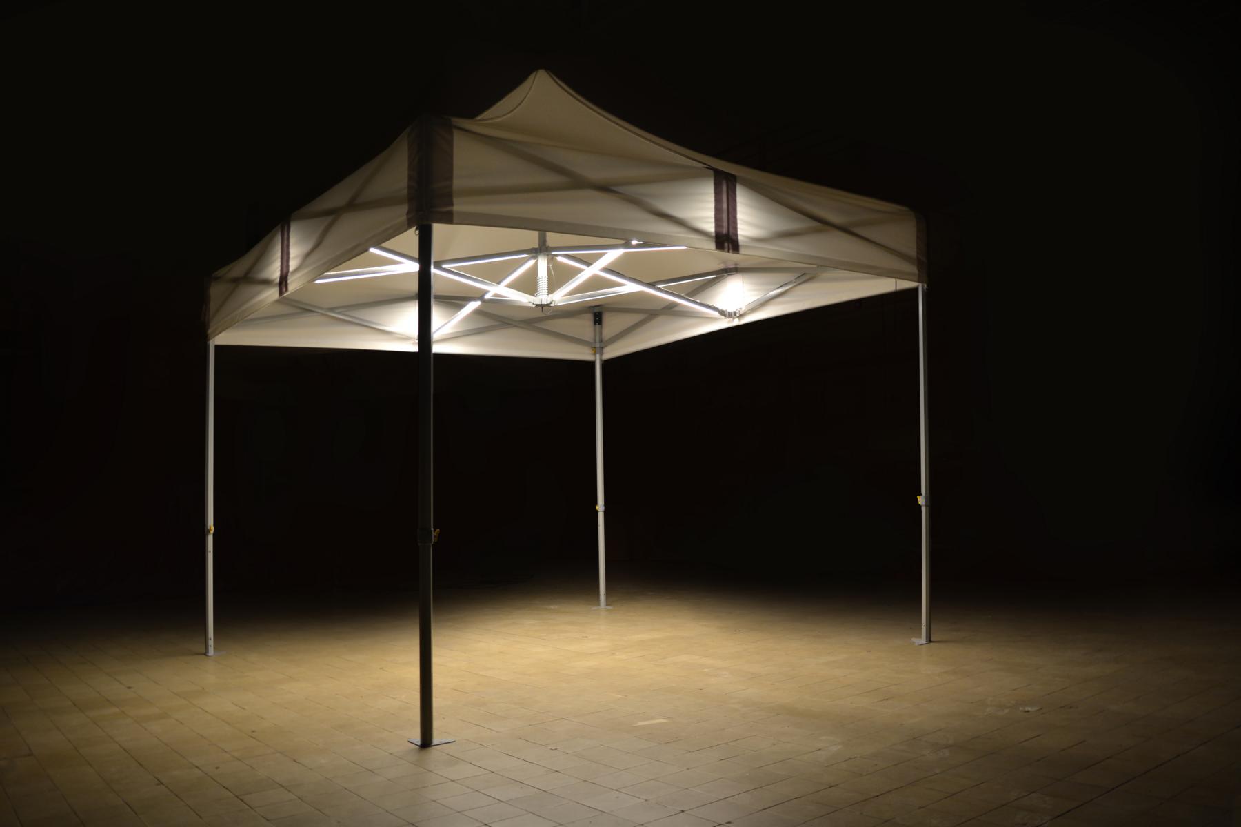 Octa Pro LED von ENTDECKER, ein beleuchtetes Faltzelt mit stabilen Stangen und einem weißen Dach.