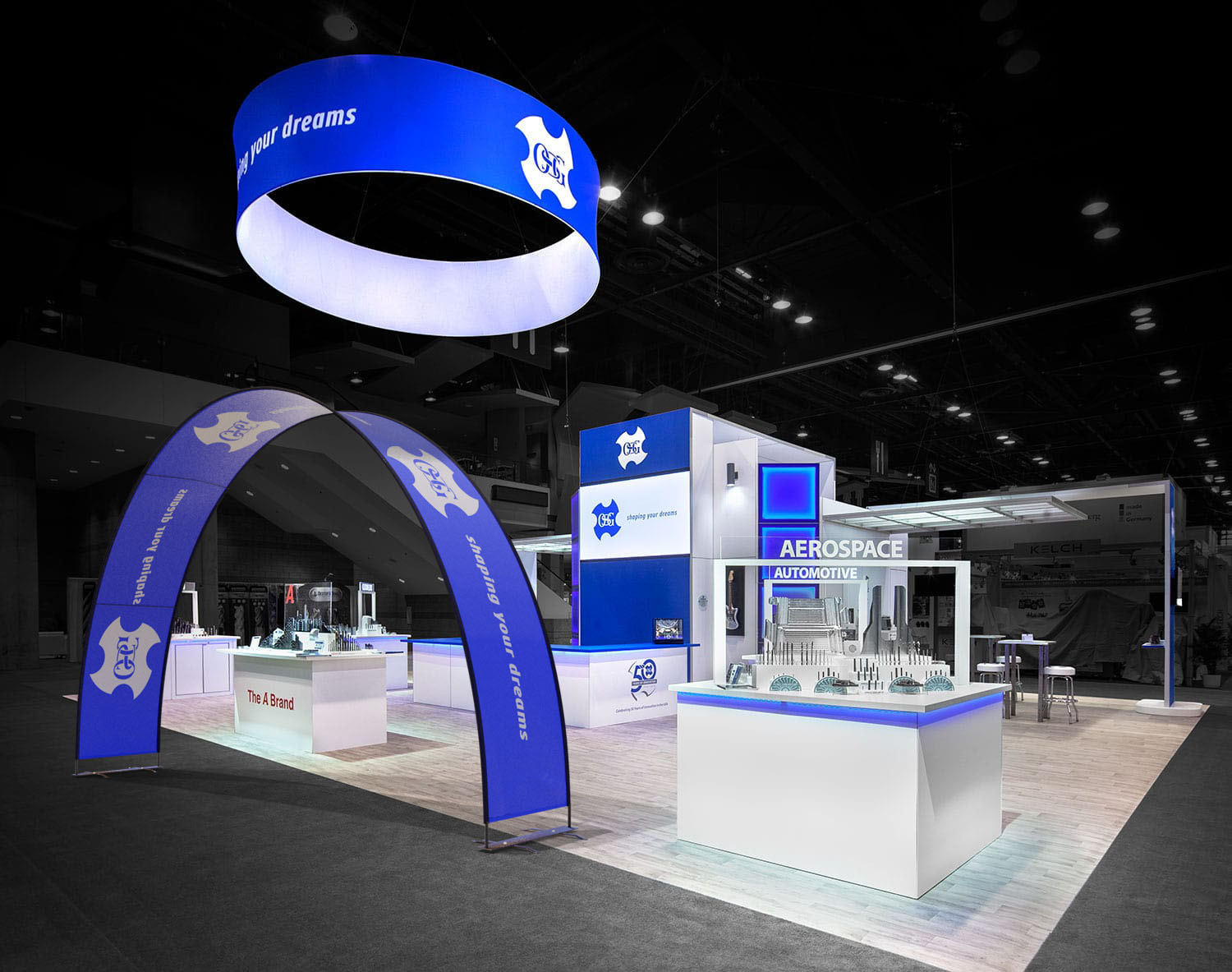 Eventbogen Displaybow in Blau, aufgestellt mit einer Person, die ein Smartphone hält.