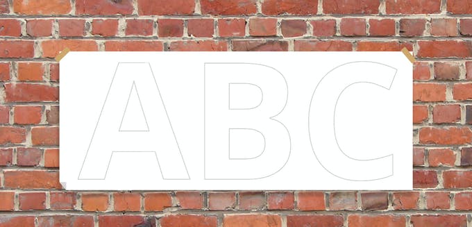Leere Montagezeichnung mit den Buchstaben 'ABC' auf einer Ziegelwand.