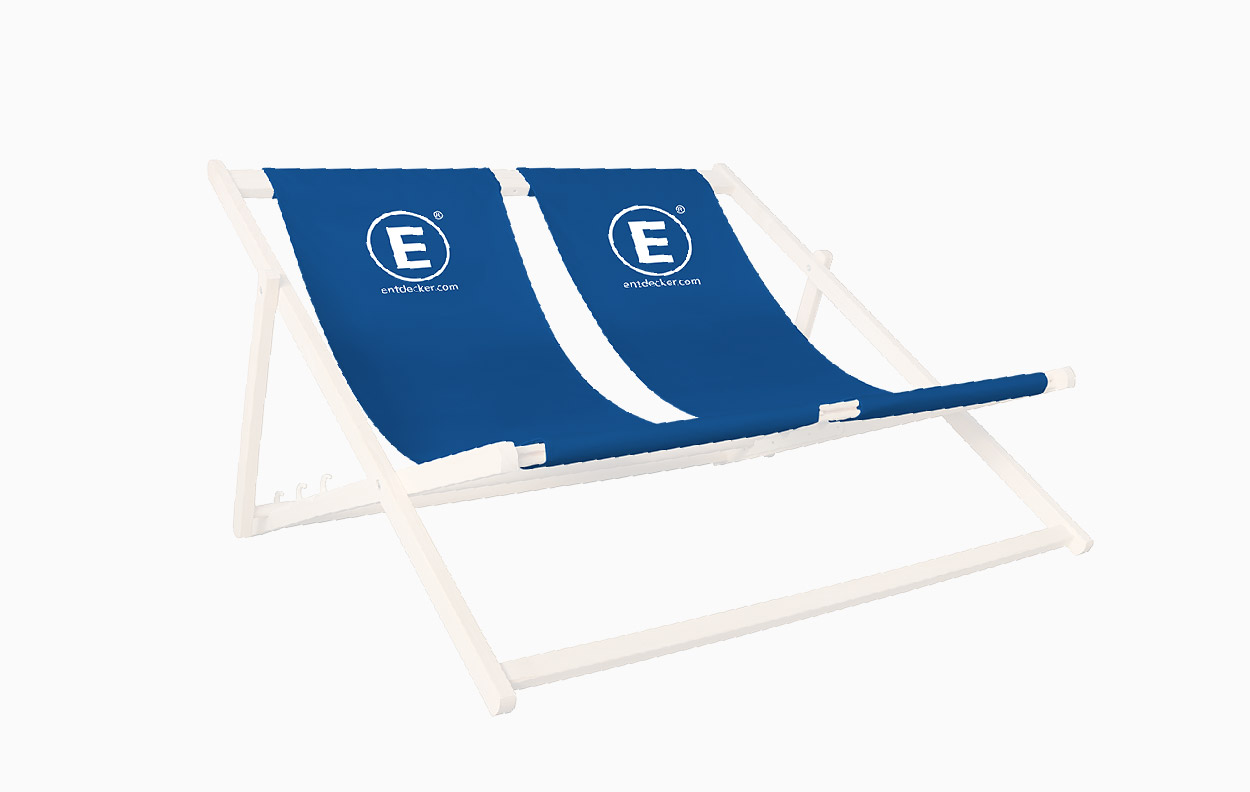 Zweiteilige Doppelliege aus Stoff in Blau mit weißem Gestell und dem Logo von ENTDECKER.