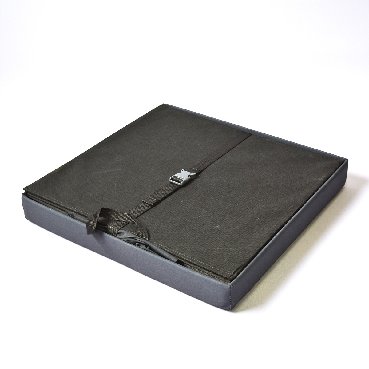 Faltbarer Sitzwürfel in Schwarz mit Quiksilver- und Roxy.com-Logos.