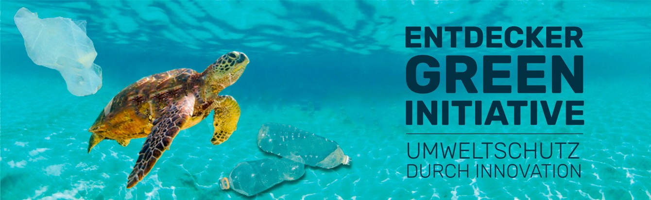 Eine Meeresschildkröte schwimmt im Wasser, umgeben von Plastikmüll. Text: 'ENTDECKER GREEN INITIATIVE - UMWELTSCHUTZ DURCH INNOVATION'.